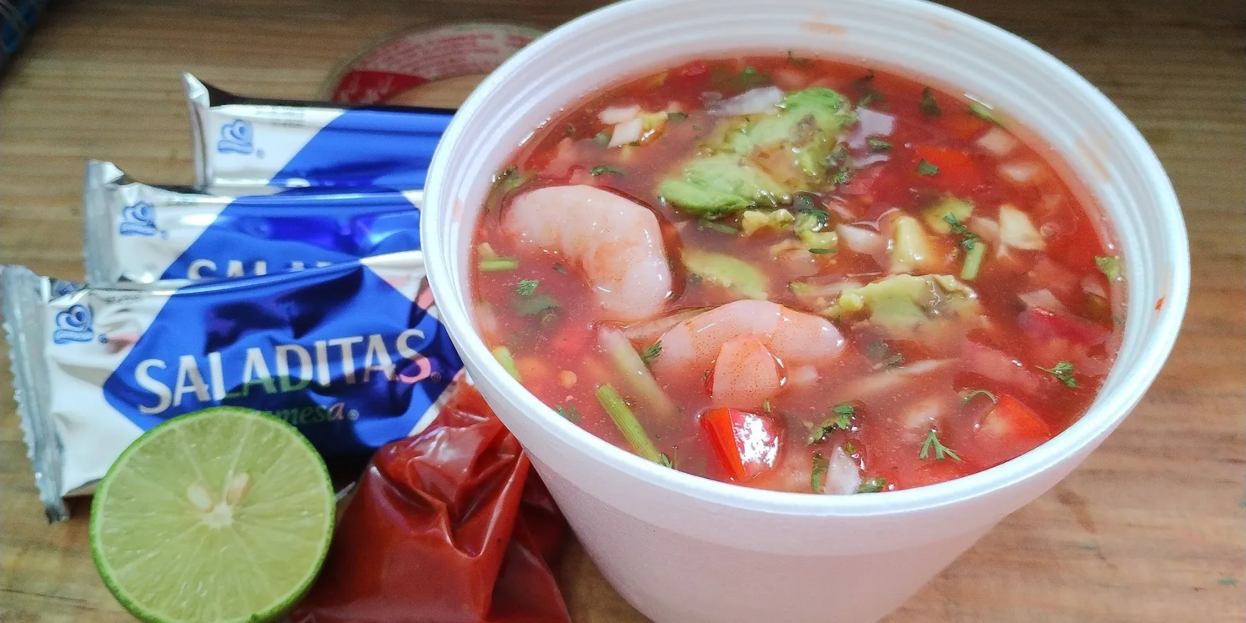 Ceviche El Delicioso en vaso, con camarones, aguacate y salsa roja