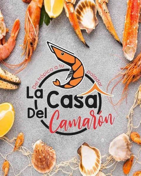 Logo de La Casa del Camarón sobre camarones y conchas
