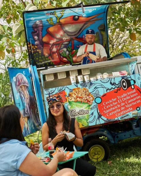 El carro rodante de La Casa del Camarón con su mural