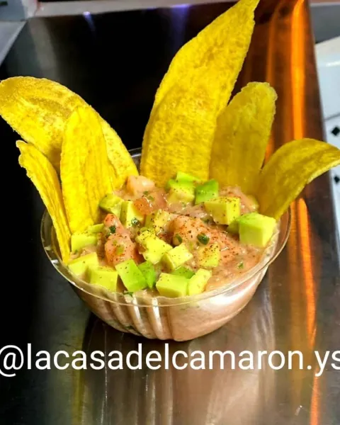 Vaso de ceviche con platanitos