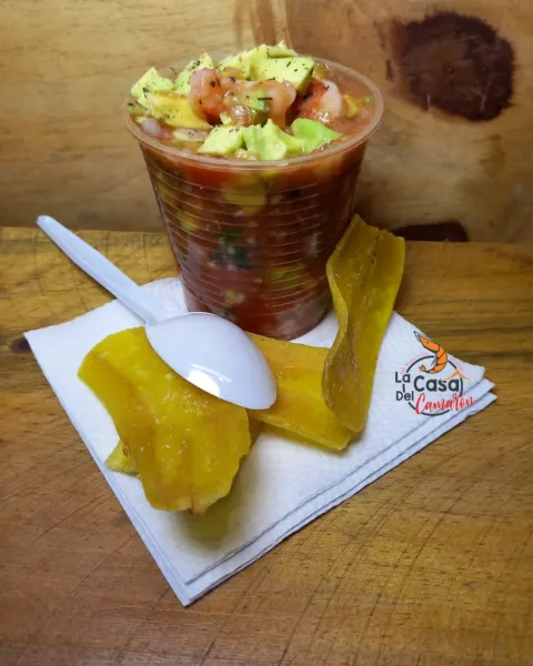 Vaso de ceviche con platanitos y cuchara