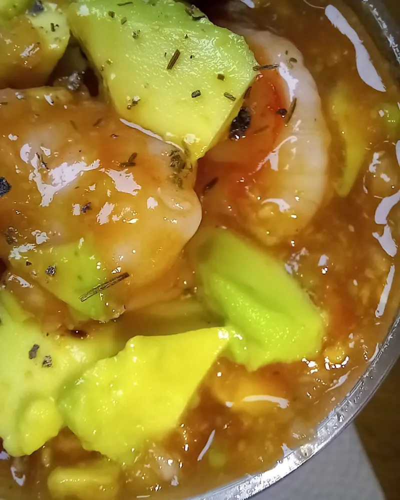 Primer plano de ceviche de camarón con aguacate