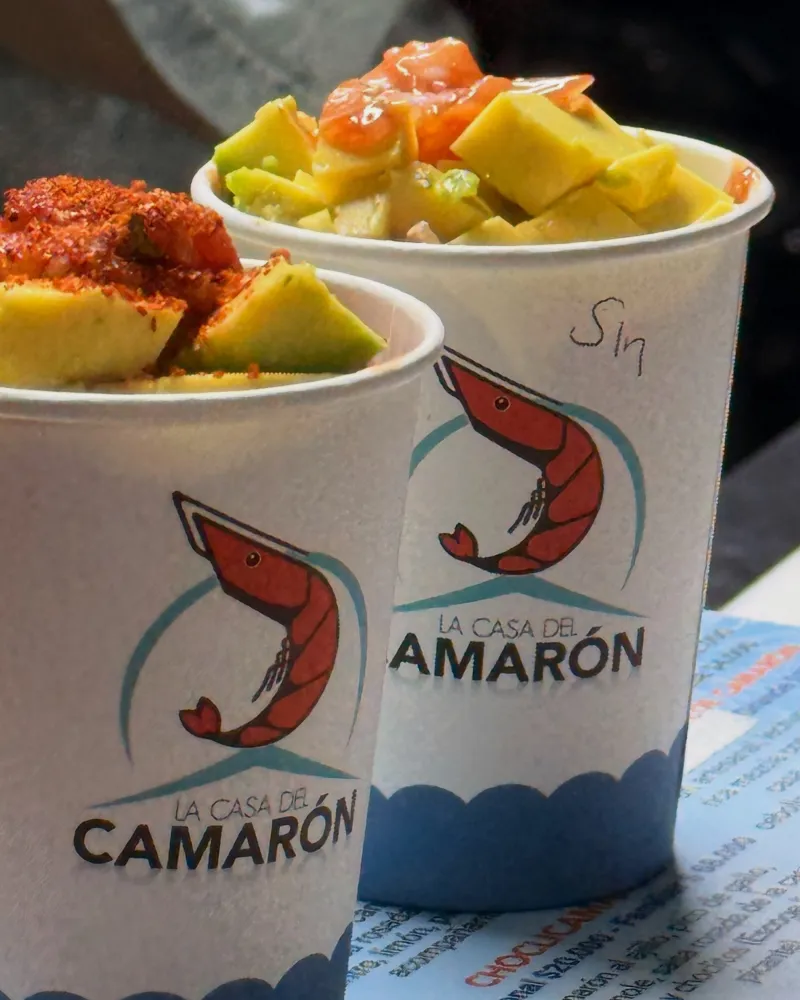 Dos vasos de la casa con ceviche de camarón y aguacate