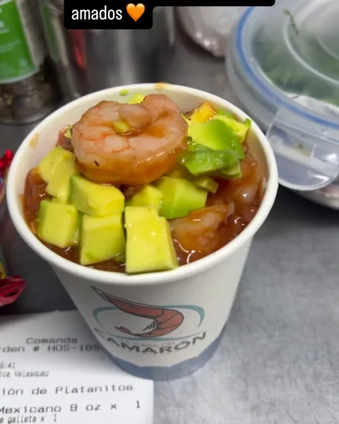 Vaso de ceviche mexicano en la cocina