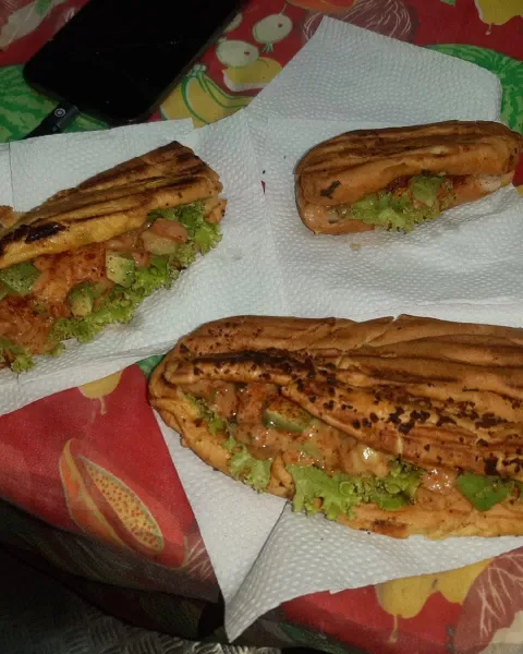 Dos sándwiches de camarón recién tostados