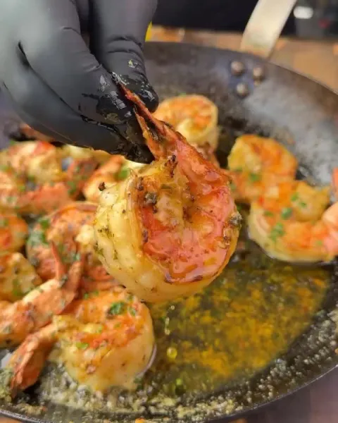 Camarones salteándose en la sartén