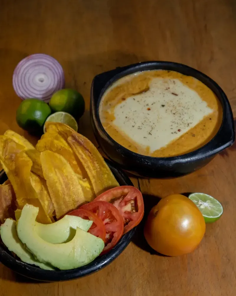 Cazuela de mariscos gratinada con patacones y aguacate