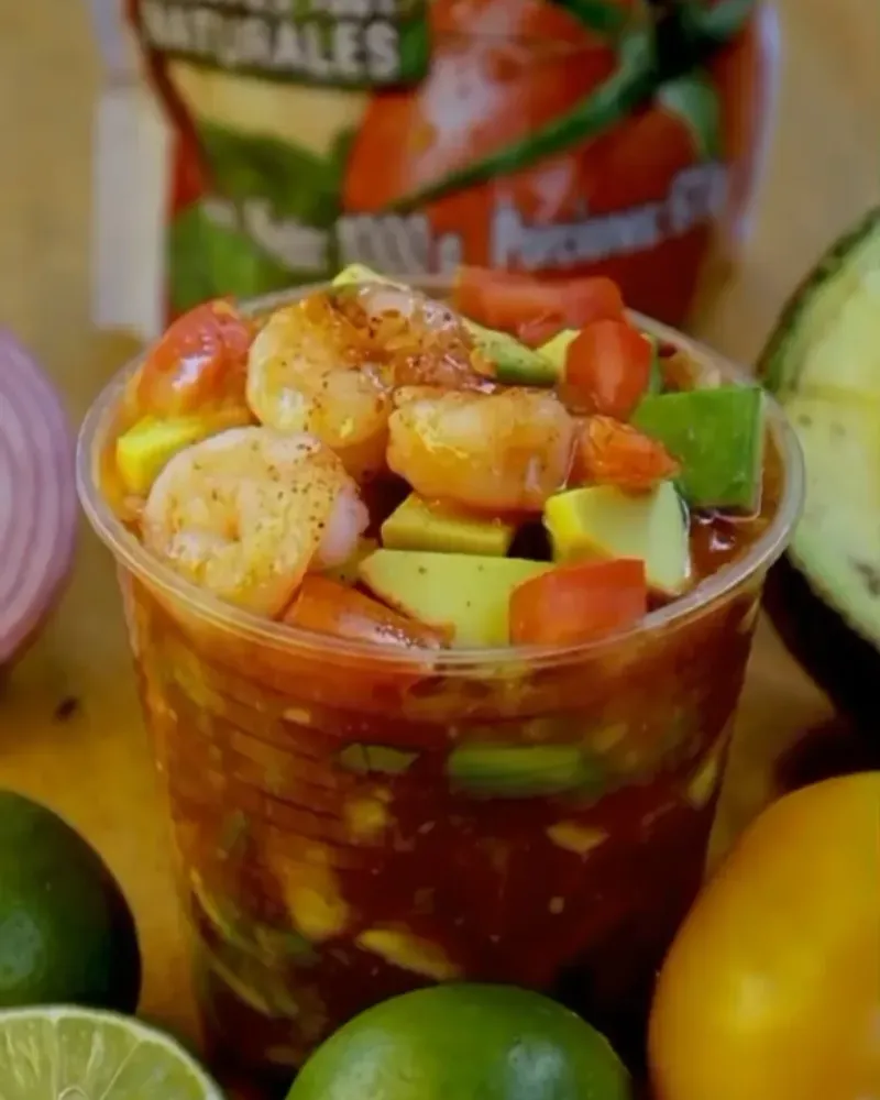 Vaso de Choclicamarón con camarones al ajillo, aguacate y tomate