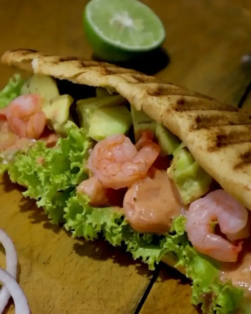 Sándwich de camarón con aguacate y lechuga