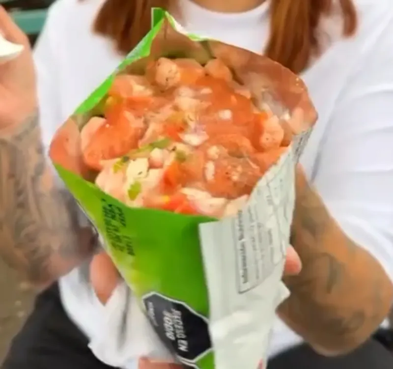 Ceviche de camarón servido en bolsa, listo para comer en la calle